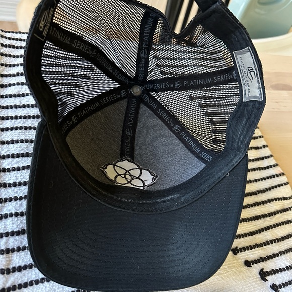 Kendra Scott Ballcap - Picture 2 of 4